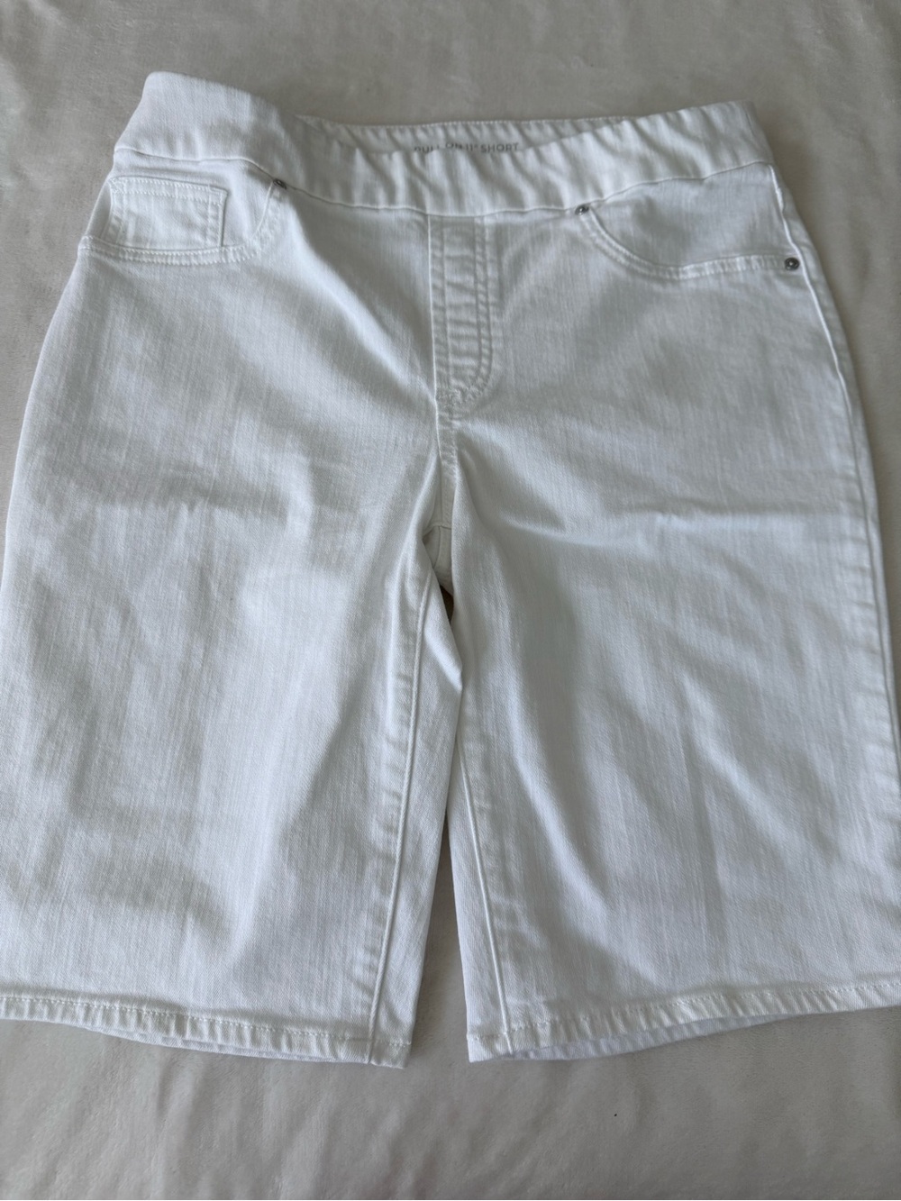 Chico's Brigitte Shorts Size 6 White So Slimming Bermuda Pull On Classic D86